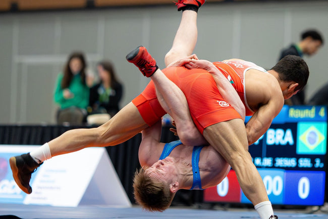Wrestlers mid-throw during a live competition match | Forca Method