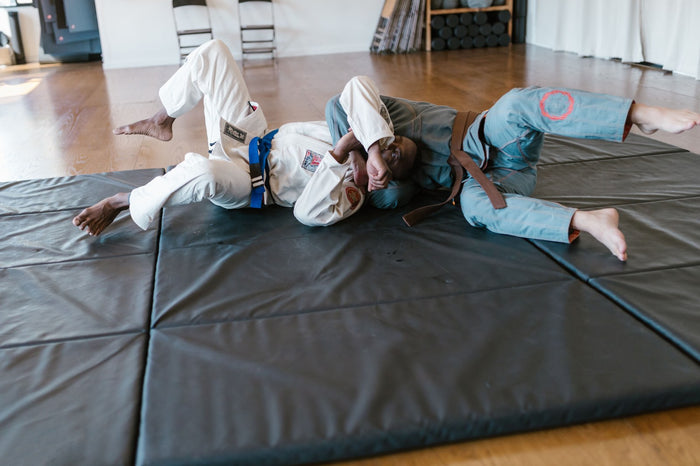 BJJ practitioner tapping out during training